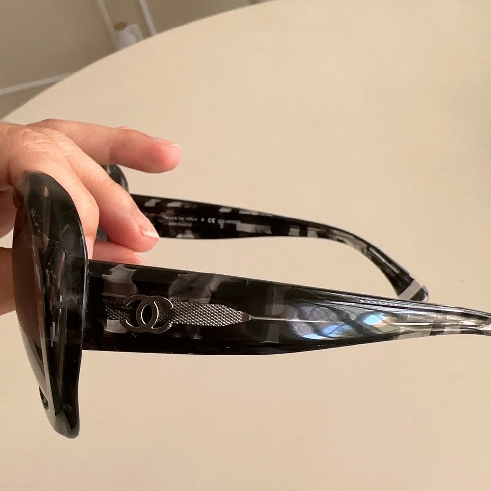 CHANEL Gray Tortoiseshell Oversized Sunglasses - Picture 5 of 6
